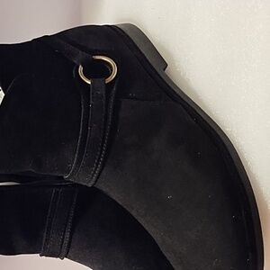 Bella vita black suede booties (nwot)